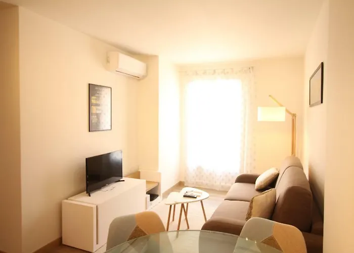 Cannes Conseil Immo, Pedestrian Street Balcony Hoche area -Odon-